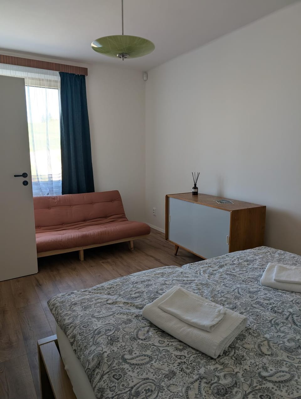 Bed, Photo of the whole room, Seating area, Bedroom, towels