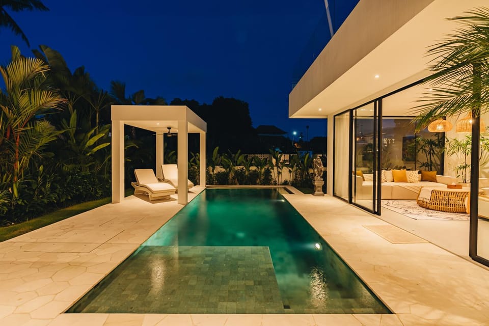 Pool view, Swimming pool, sunbed