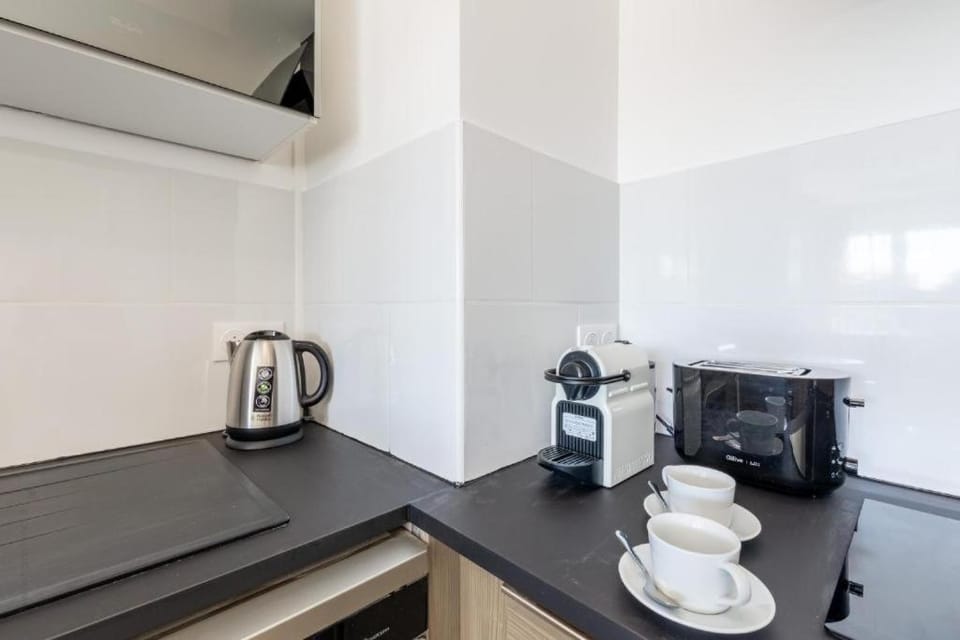 Coffee/tea facilities, Kitchen or kitchenette, stove, toaster