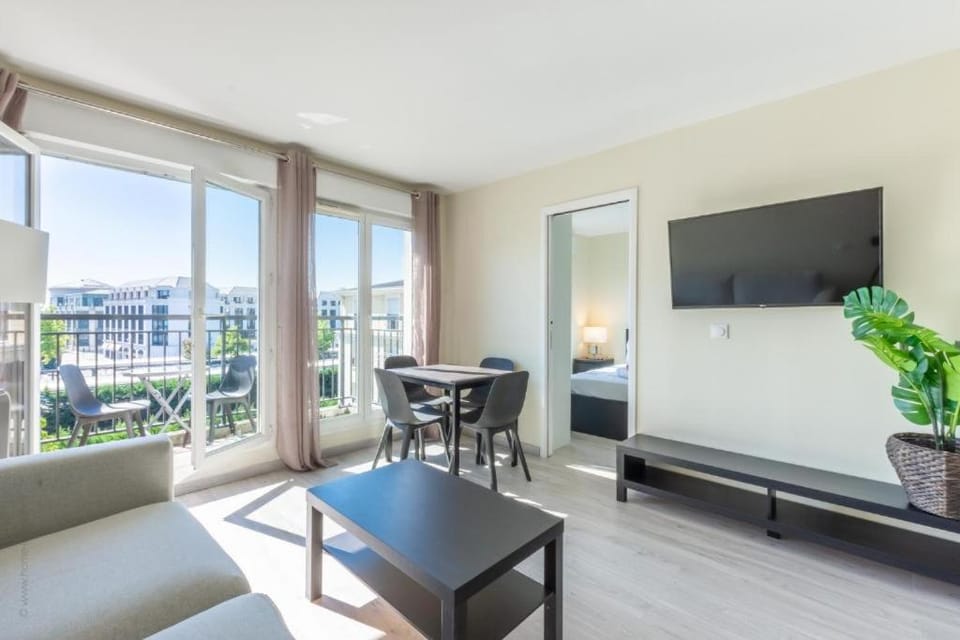 Communal lounge/ TV room, TV and multimedia, View (from property/room), Balcony/Terrace, Living room, Seating area, Bedroom