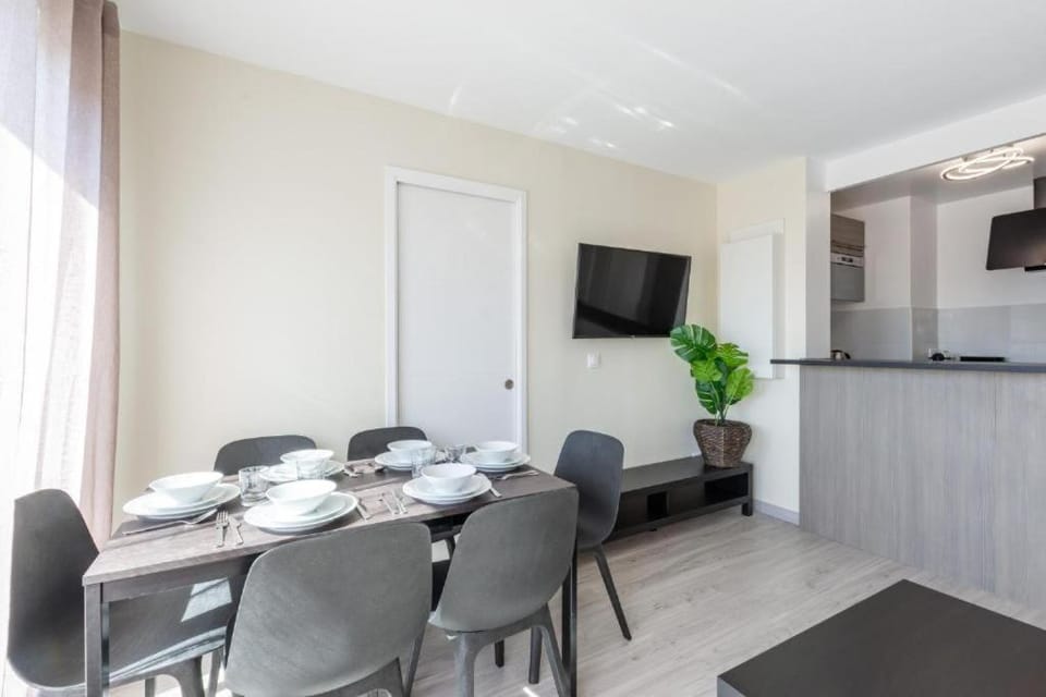 Communal lounge/ TV room, TV and multimedia, Kitchen or kitchenette, Living room, Seating area, Dining area