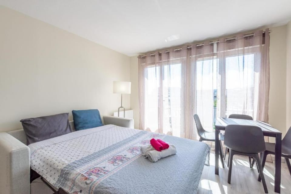 Bed, Living room, Photo of the whole room, Seating area, Bedroom, towels