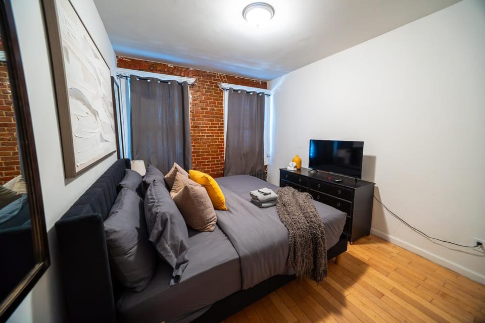 Bed, TV and multimedia, Photo of the whole room, Bedroom