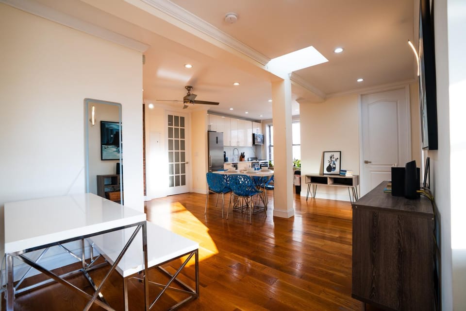 TV and multimedia, Kitchen or kitchenette, Living room, Seating area, Dining area