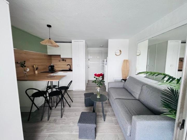 Kitchen or kitchenette, Living room, Seating area, Dining area