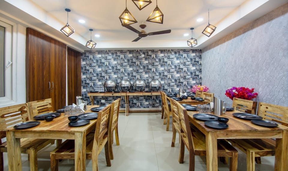Food and drinks, Seating area, Dining area