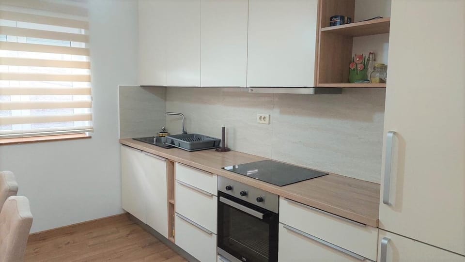 Kitchen or kitchenette, dishwasher