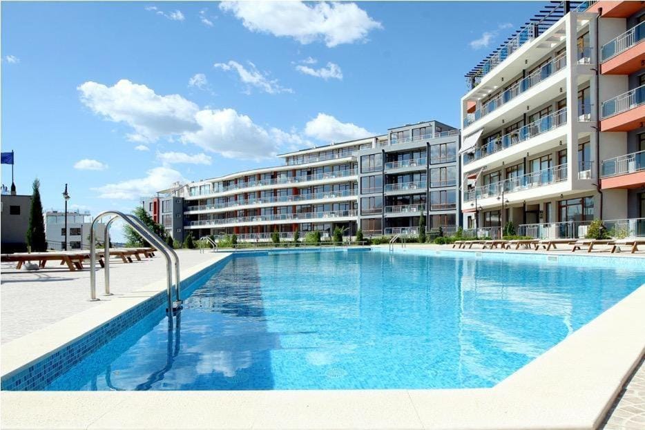 Pool view, Swimming pool, sunbed