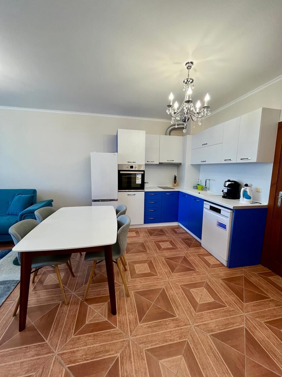 Kitchen or kitchenette, dishwasher, stove