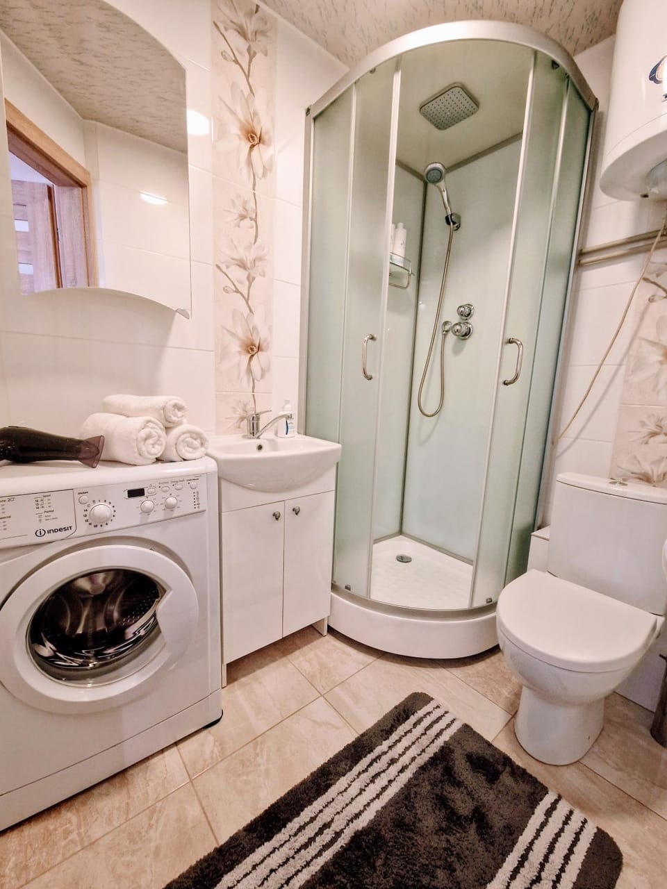 Shower, Toilet, Bathroom, towels, washing machine