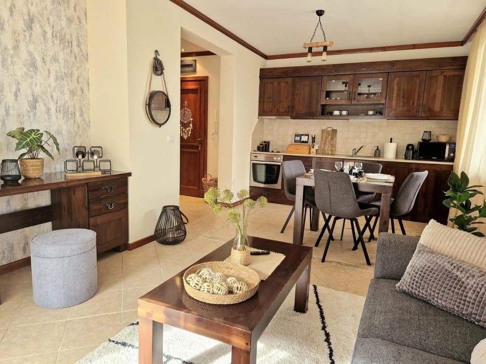 Kitchen or kitchenette, Living room, Seating area, Dining area, stove