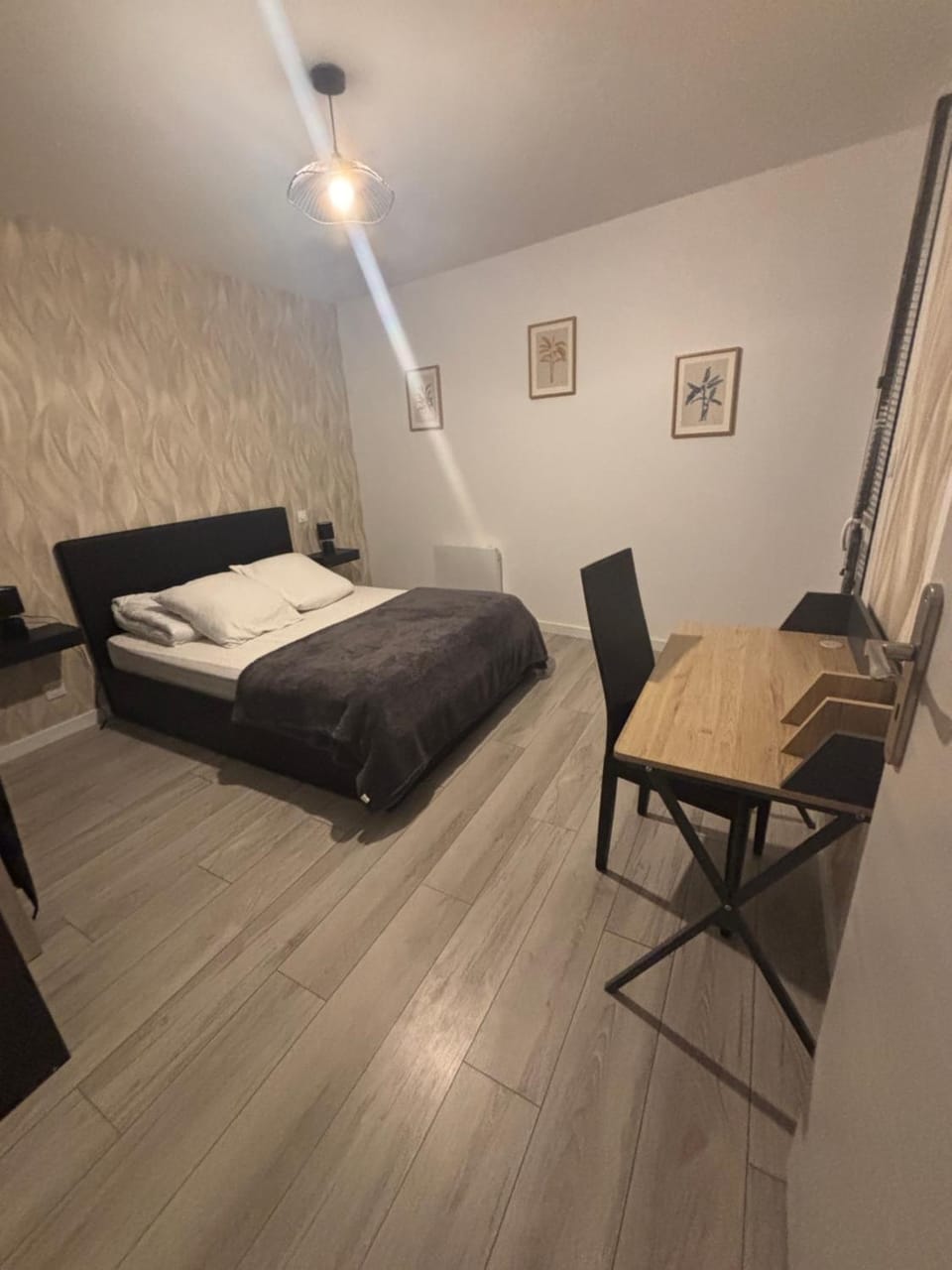 Photo of the whole room, Bedroom