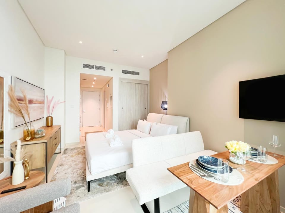 Bed, TV and multimedia, Seating area, air conditioner