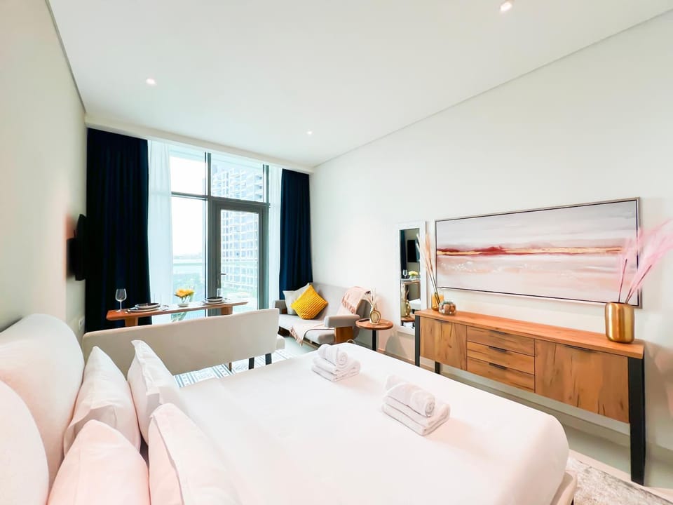 Bed, TV and multimedia, Seating area