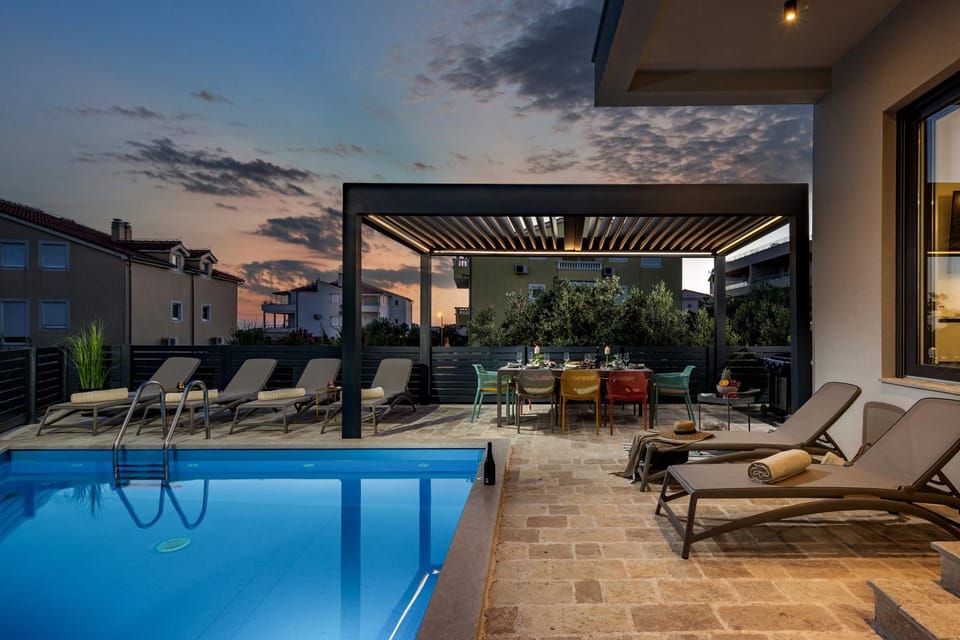 Property building, Patio, Balcony/Terrace, Swimming pool