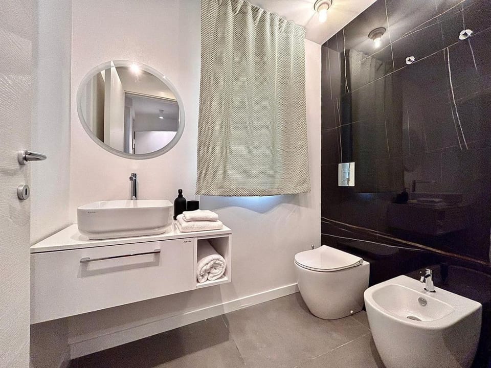 Shower, Toilet, Bathroom, towels