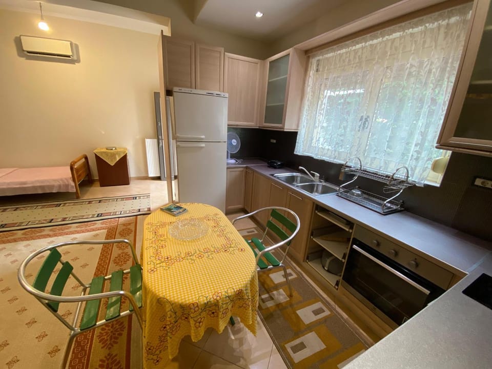 TV and multimedia, Kitchen or kitchenette, Living room, Seating area, Dining area, dishwasher, oven