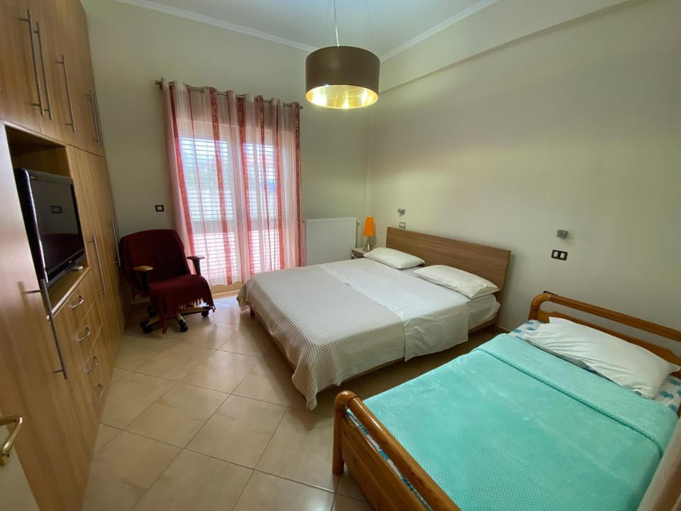 Bed, TV and multimedia, Photo of the whole room, Bedroom