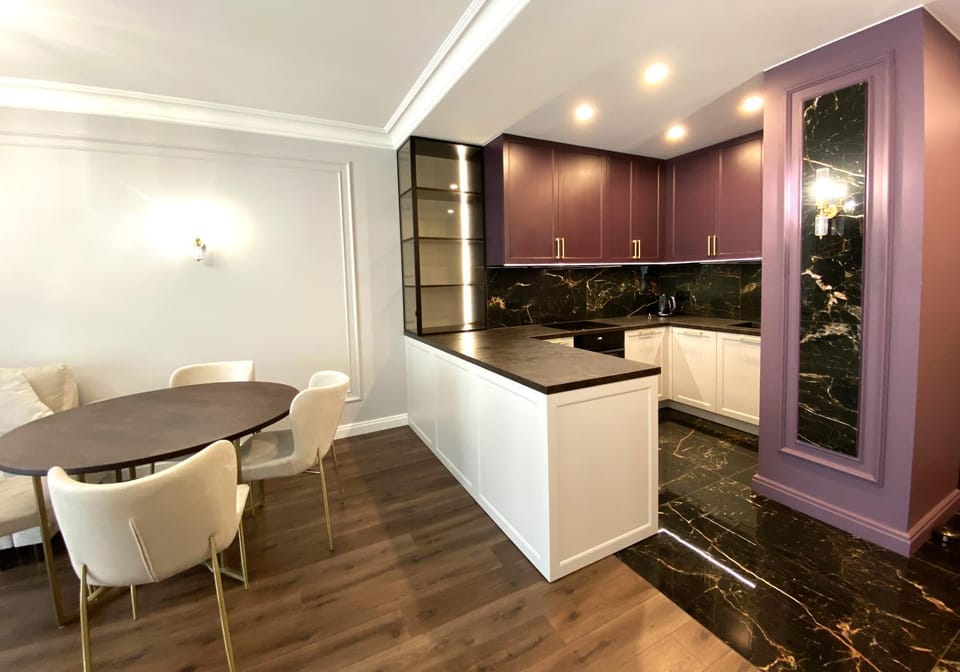 Kitchen or kitchenette, Dining area