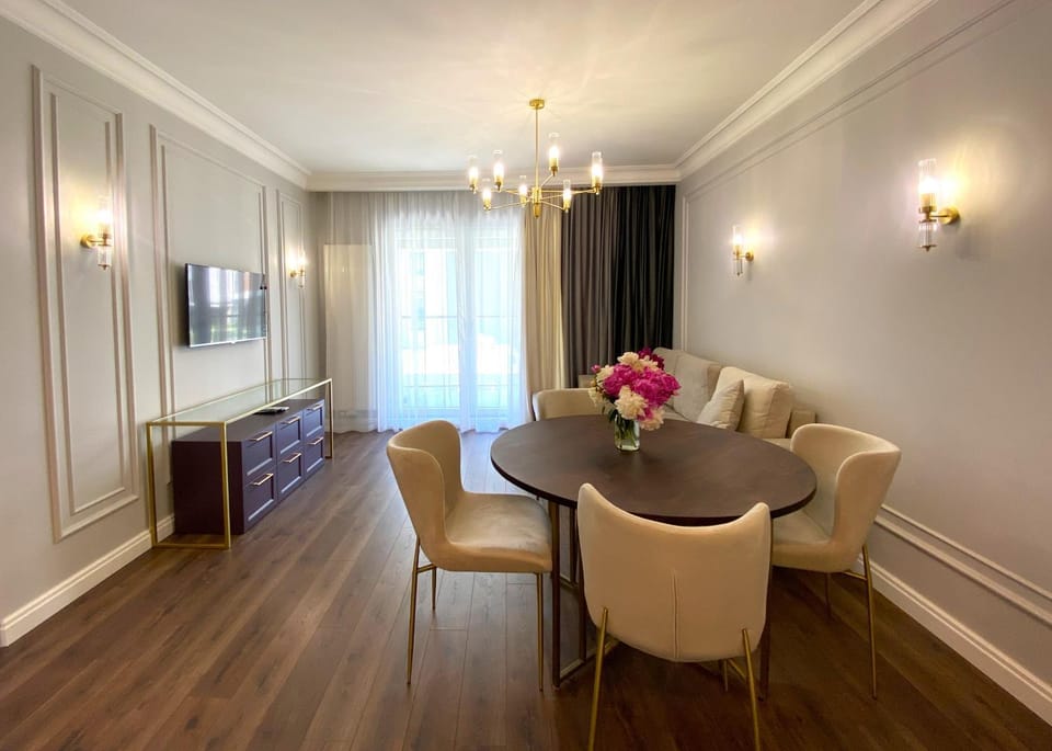 TV and multimedia, Living room, Seating area, Dining area