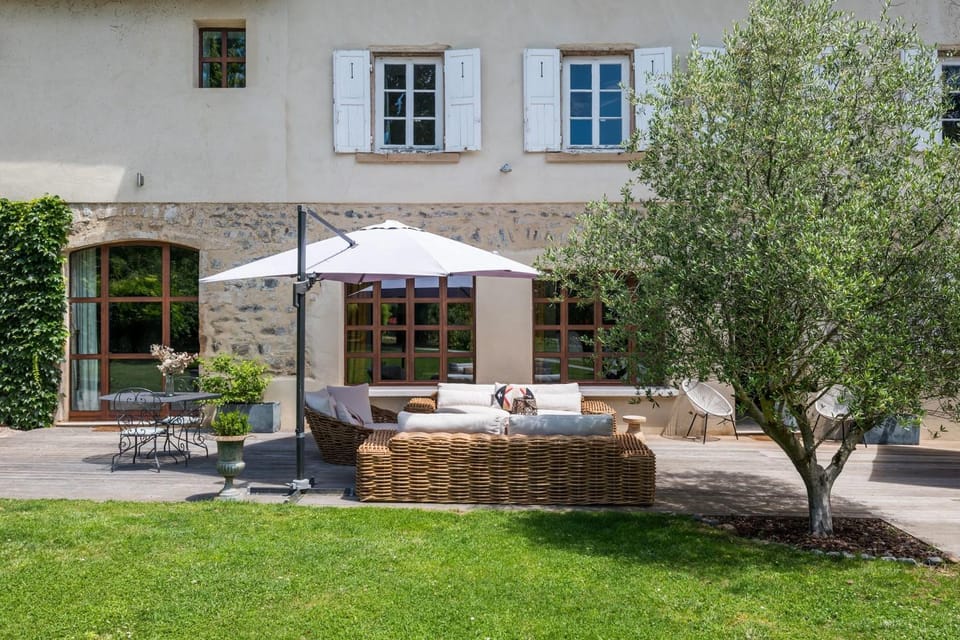 L'Antiquaire - Chic and trendy family house with garden and swimming pool Villa in Auvergne-Rhône-Alpes