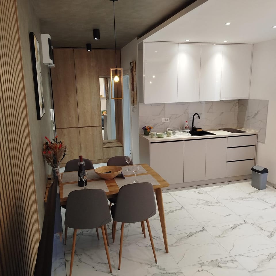 Kitchen or kitchenette, Dining area