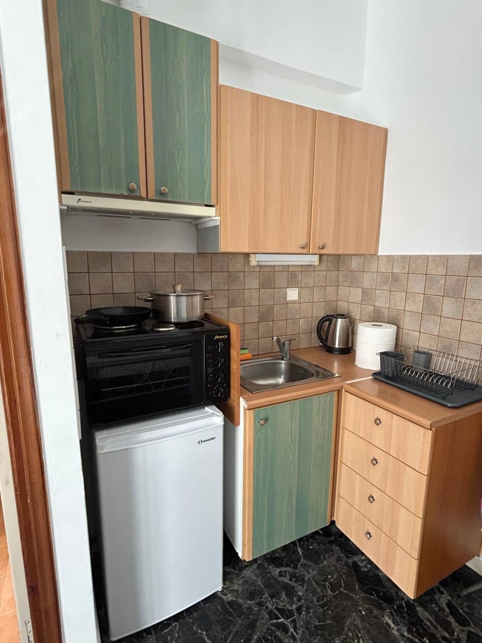 Coffee/tea facilities, Kitchen or kitchenette, stove