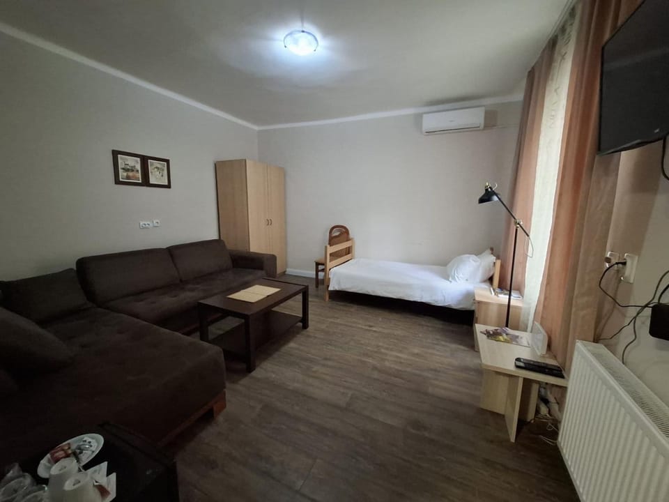 Bed, TV and multimedia, Bedroom, heating, minibar