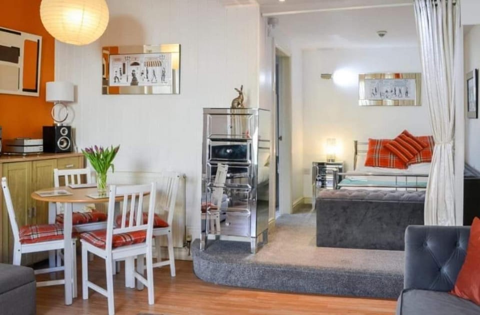 Bed, Dining area, Bedroom
