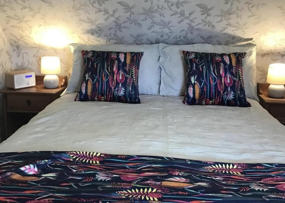 Bed, Photo of the whole room, Decorative detail, Bedroom