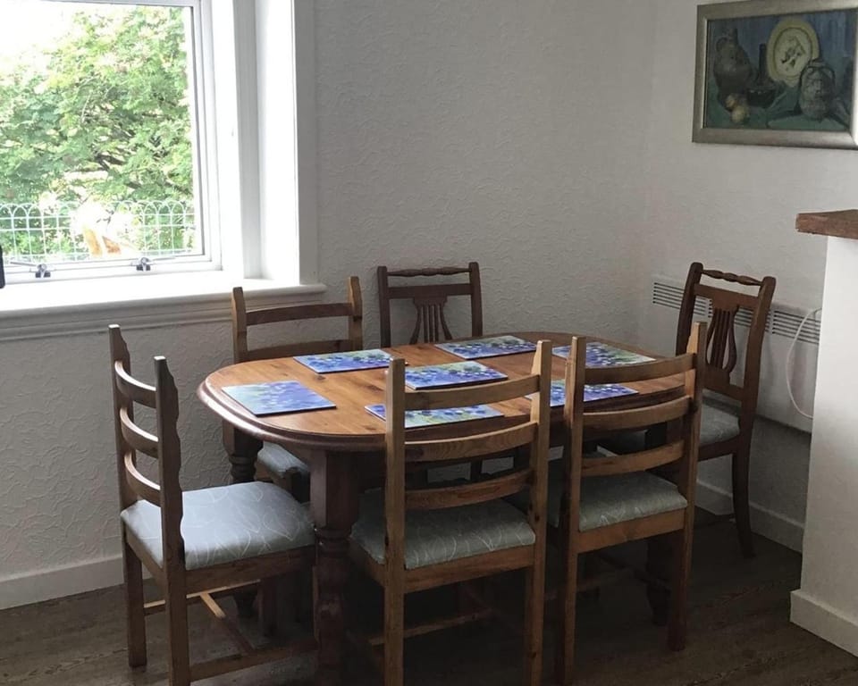 Decorative detail, Seating area, Dining area, heating
