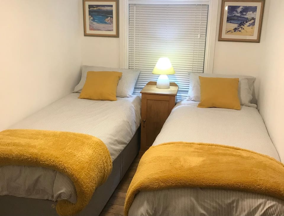 Bed, Photo of the whole room, Decorative detail, Bedroom