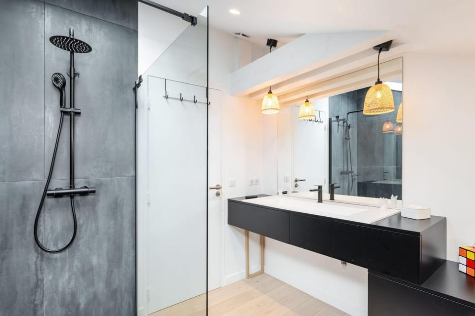 Souvenirs architect's house with pool and garden Villa in Tassin-la-Demi-Lune