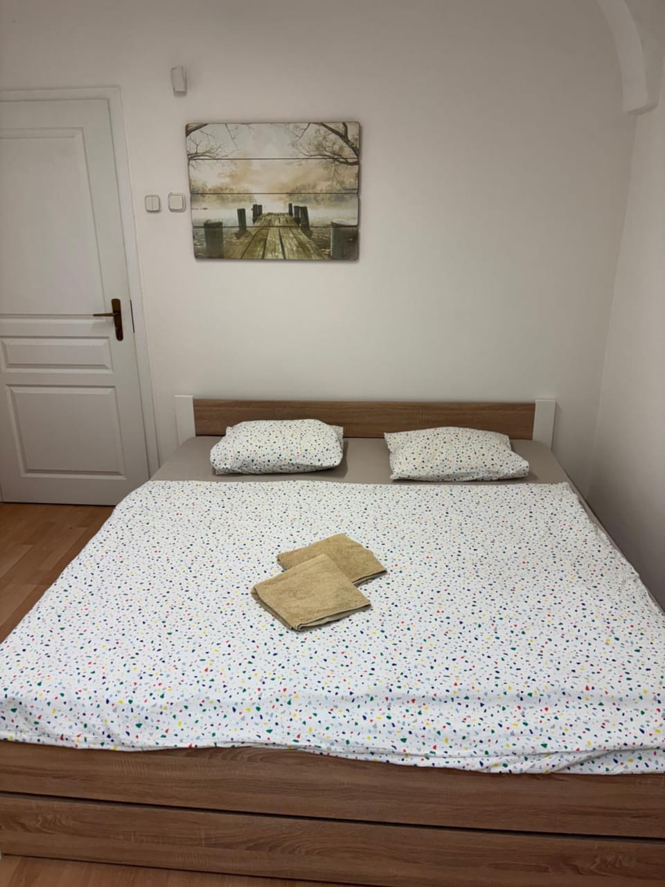 Photo of the whole room, Bedroom, towels