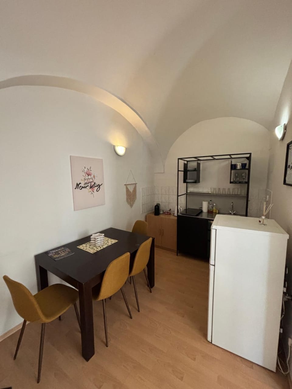 Kitchen or kitchenette, Dining area