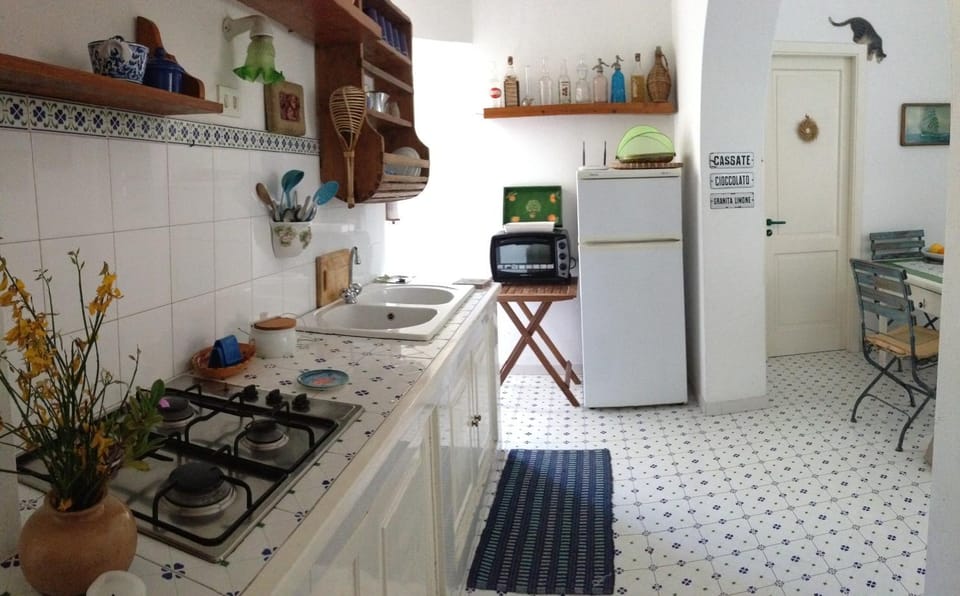 Kitchen or kitchenette, Dining area, oven, stove