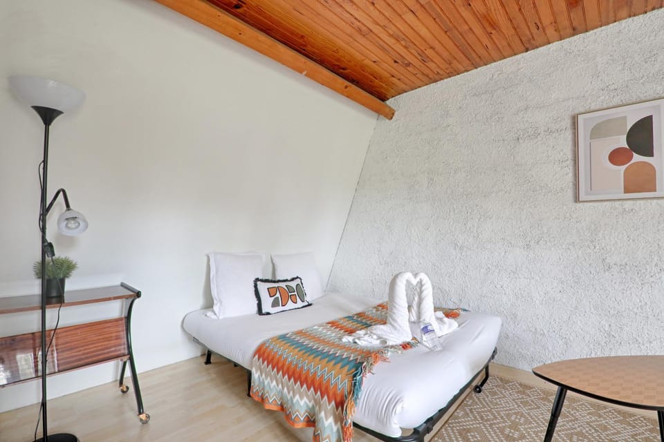 Bed, Living room