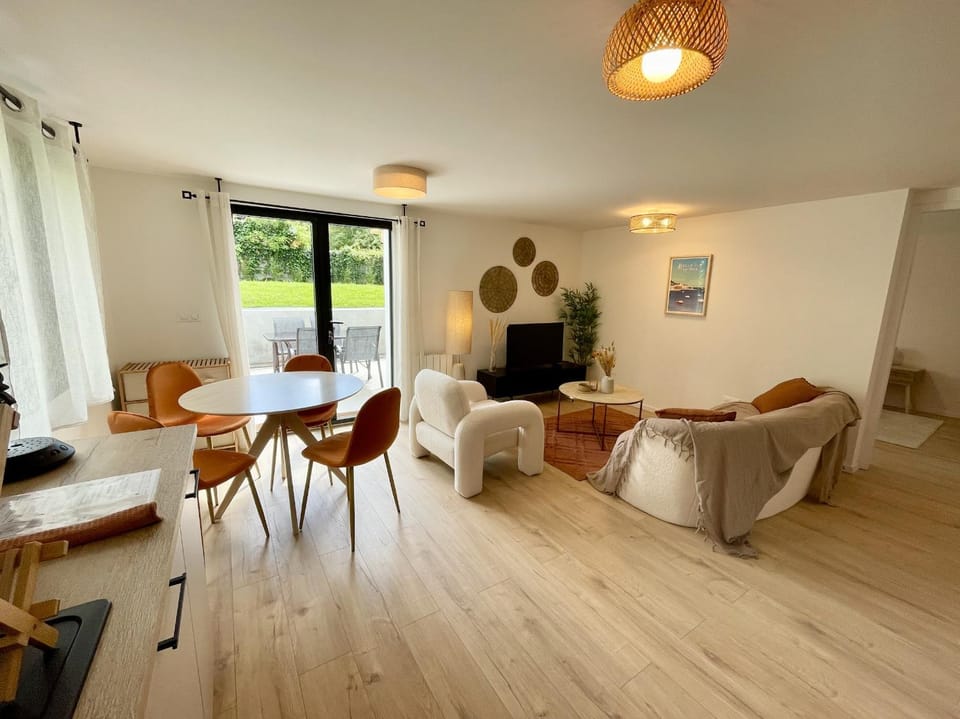 Living room, Seating area, Dining area