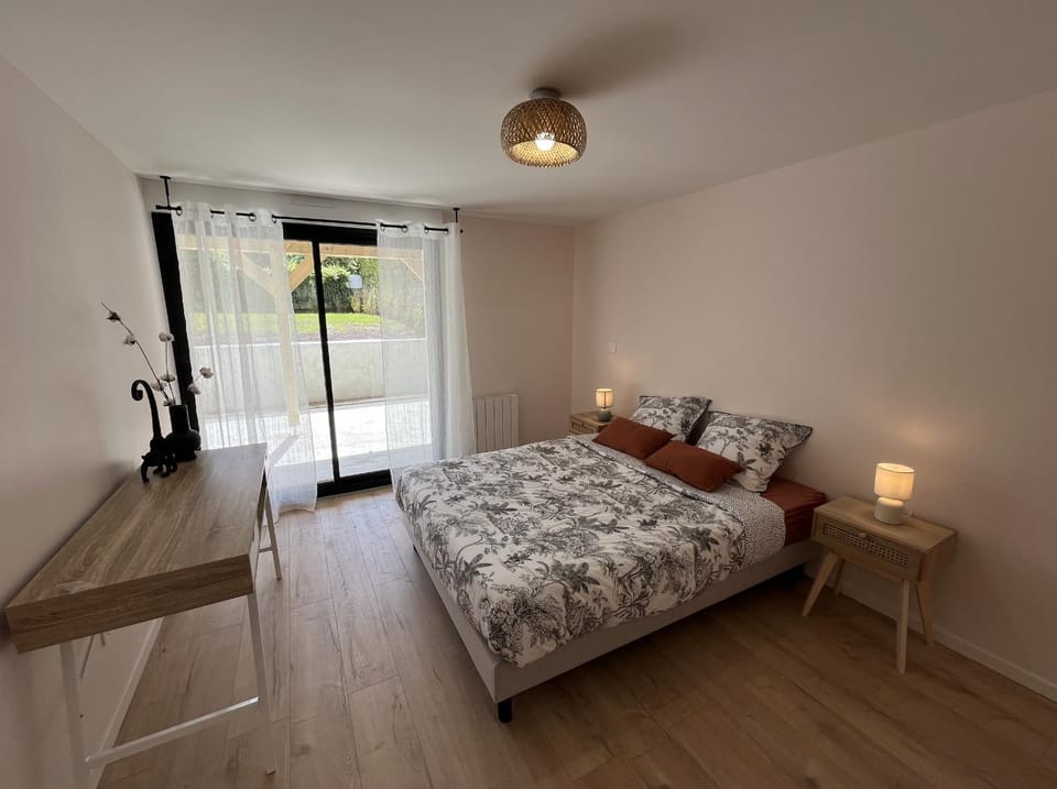 Photo of the whole room, Bedroom
