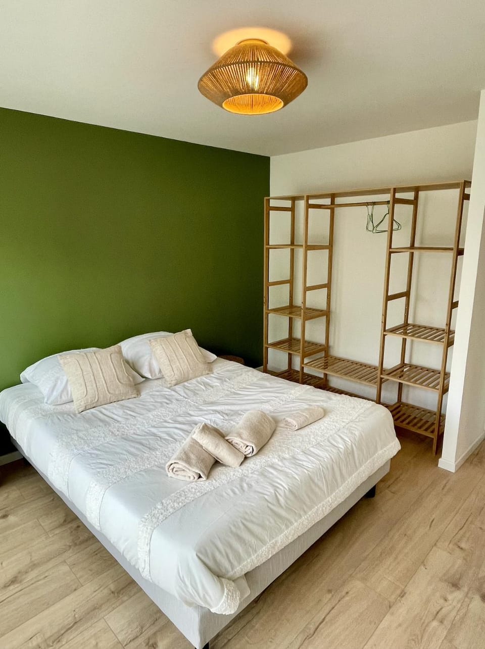 Bed, Bedroom, towels