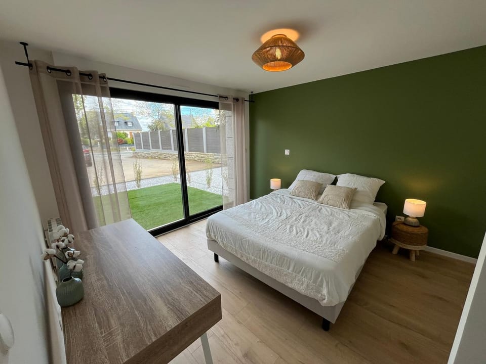 Photo of the whole room, Bedroom