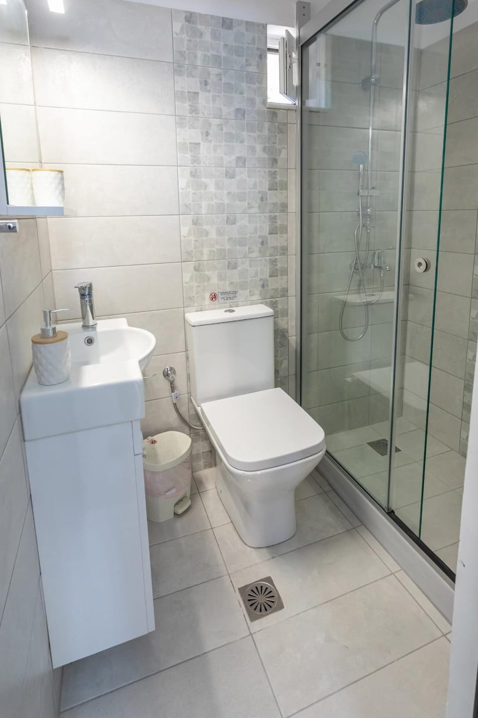 Shower, Toilet, Bathroom, bidet, towels