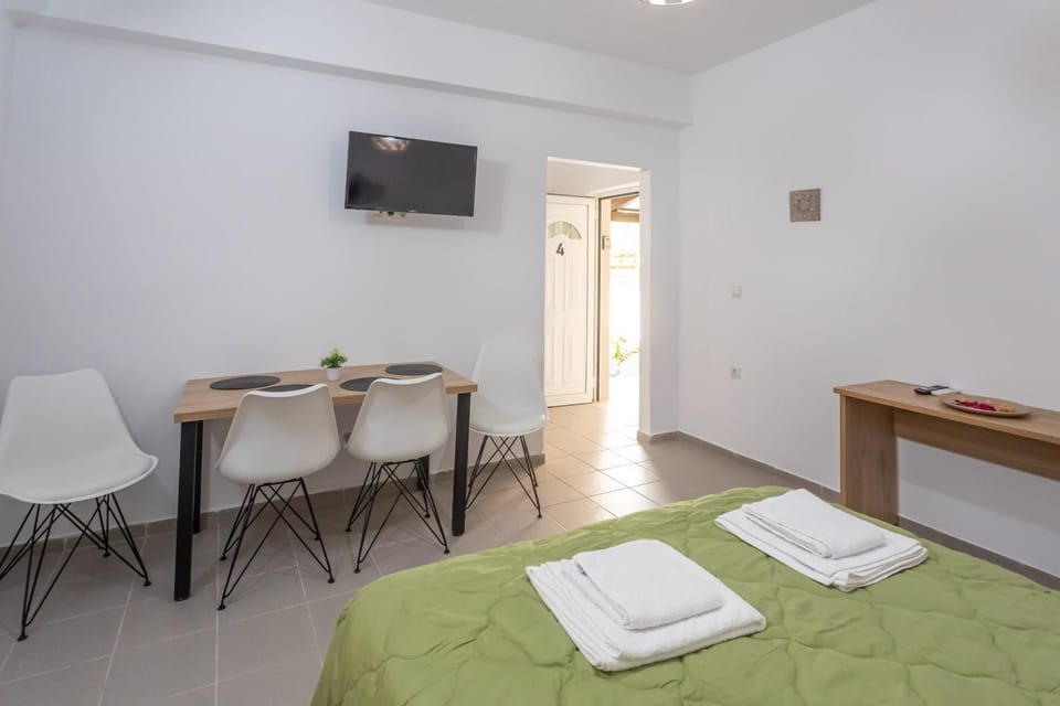Bed, TV and multimedia, Photo of the whole room, Dining area, Bedroom, towels
