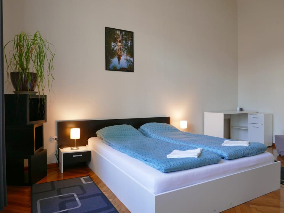 Bed, Photo of the whole room, Bedroom, towels