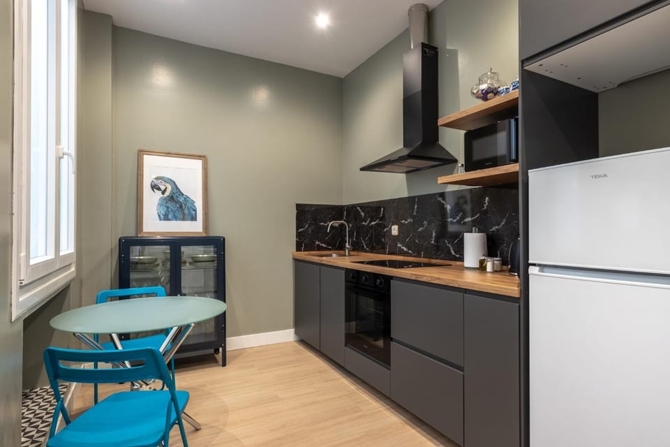 Kitchen or kitchenette, Dining area, dishwasher, oven, stove