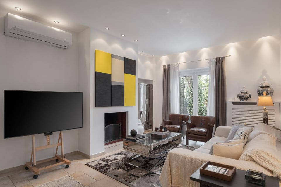 TV and multimedia, Living room, Seating area, Evening entertainment, air conditioner