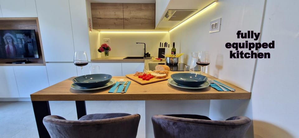 Private fenced garden with BBQ area minutes from the beach - Urban Secret Kantrida Apartment in Rijeka
