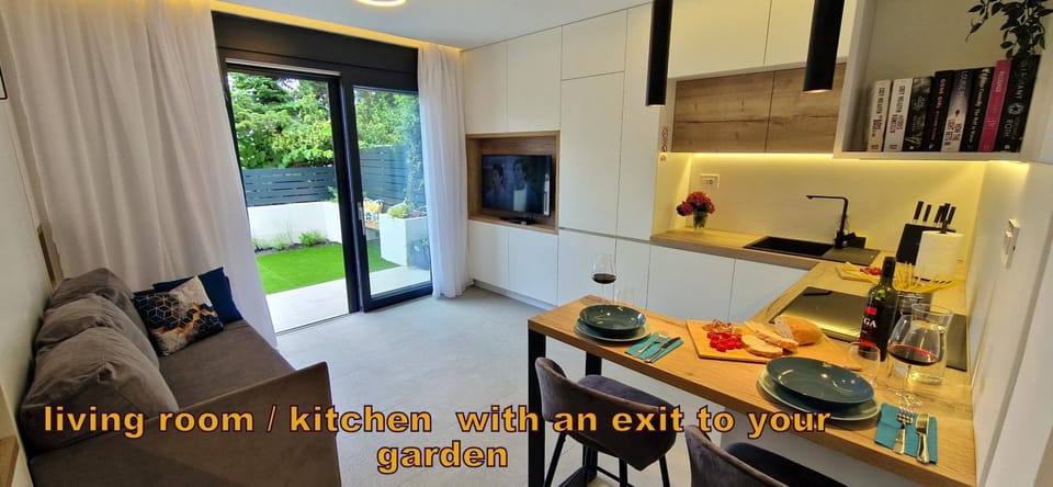 Private fenced garden with BBQ area minutes from the beach - Urban Secret Kantrida Apartment in Rijeka