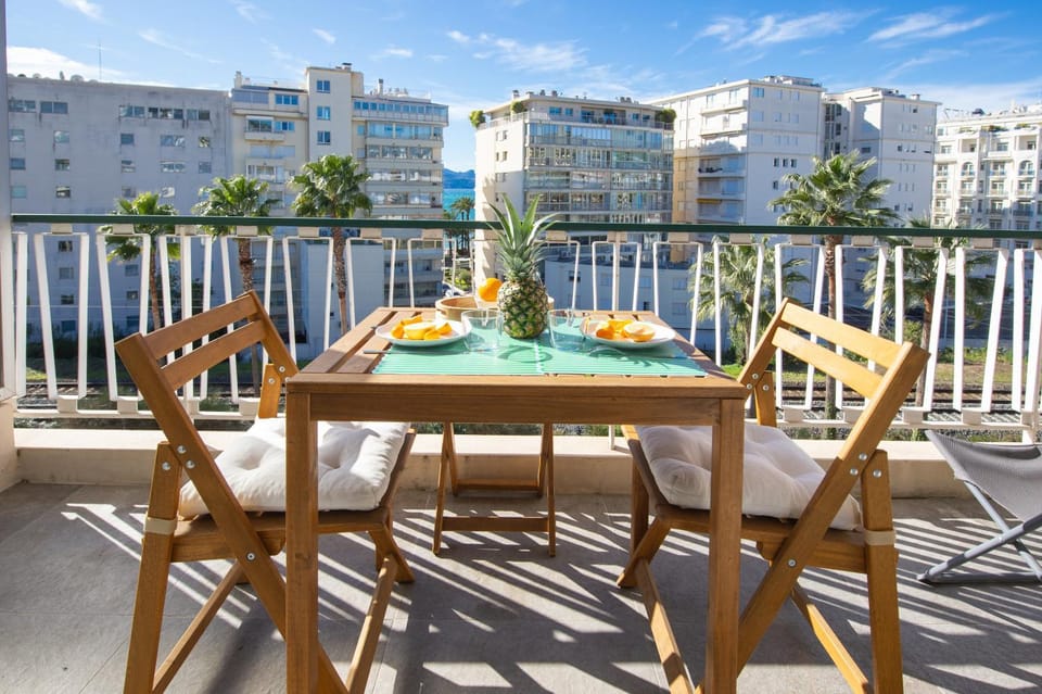 Patio, Dining area, City view