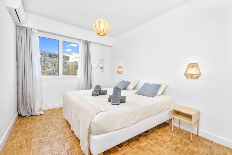 Bed, heating, towels, air conditioner